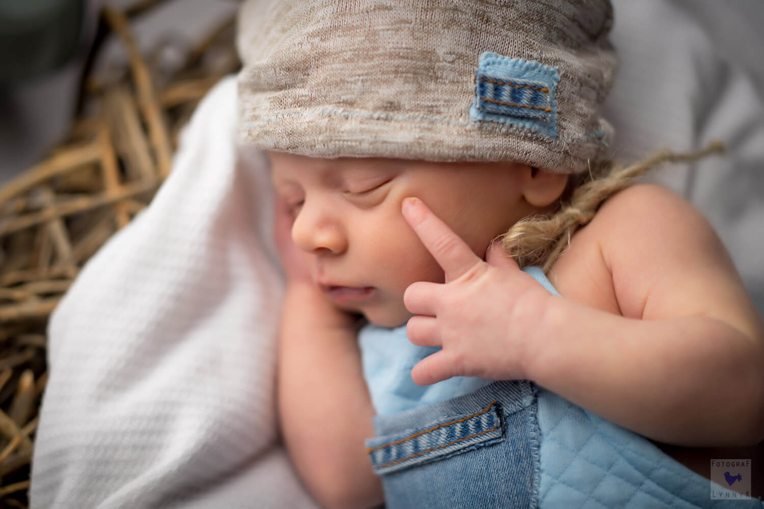 Natürliches Familienfoto mit Baby und Geschwisterkind