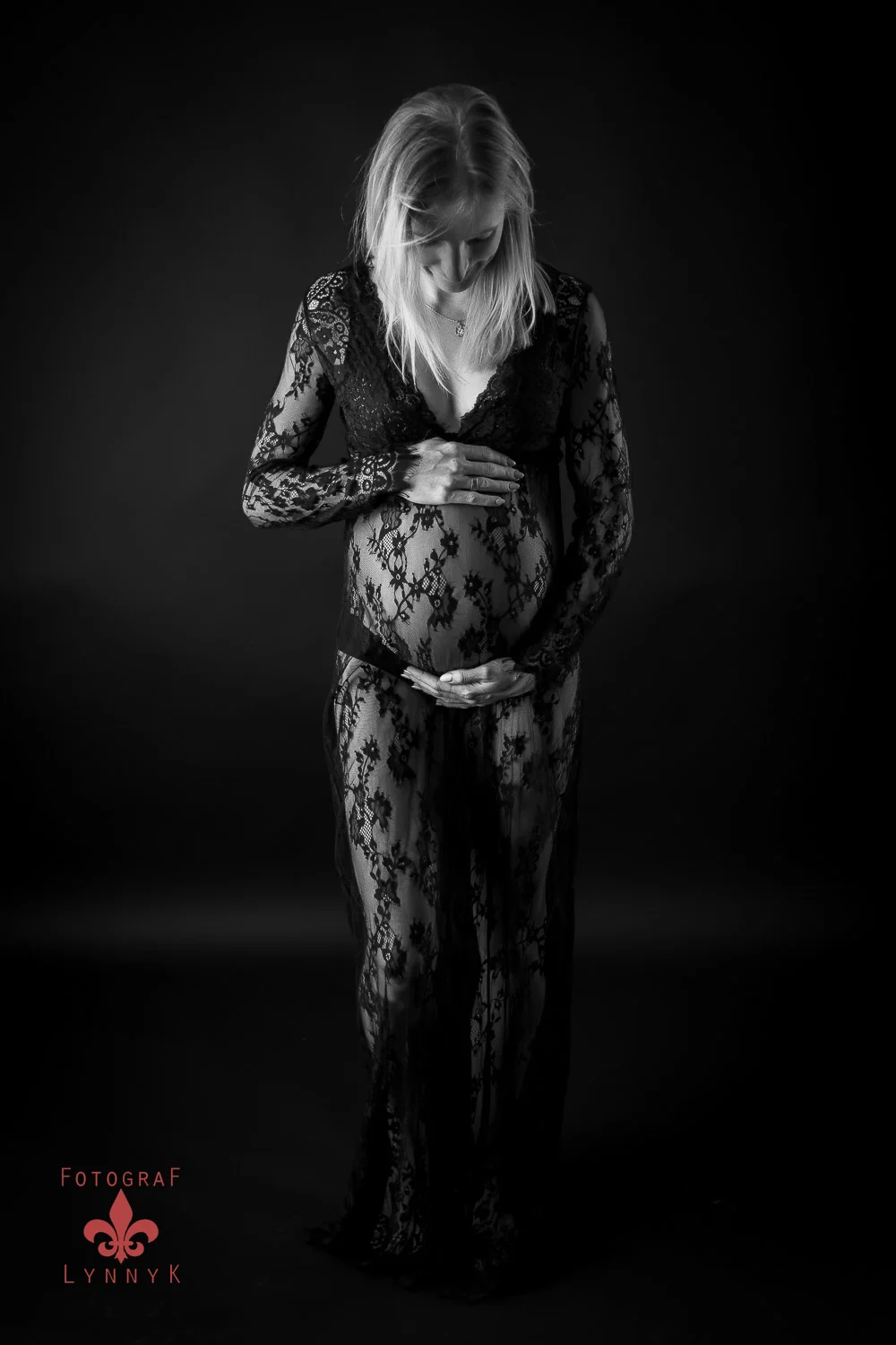 Schwarzweißes Babybauchfoto bei einem Shooting in Frankfurt