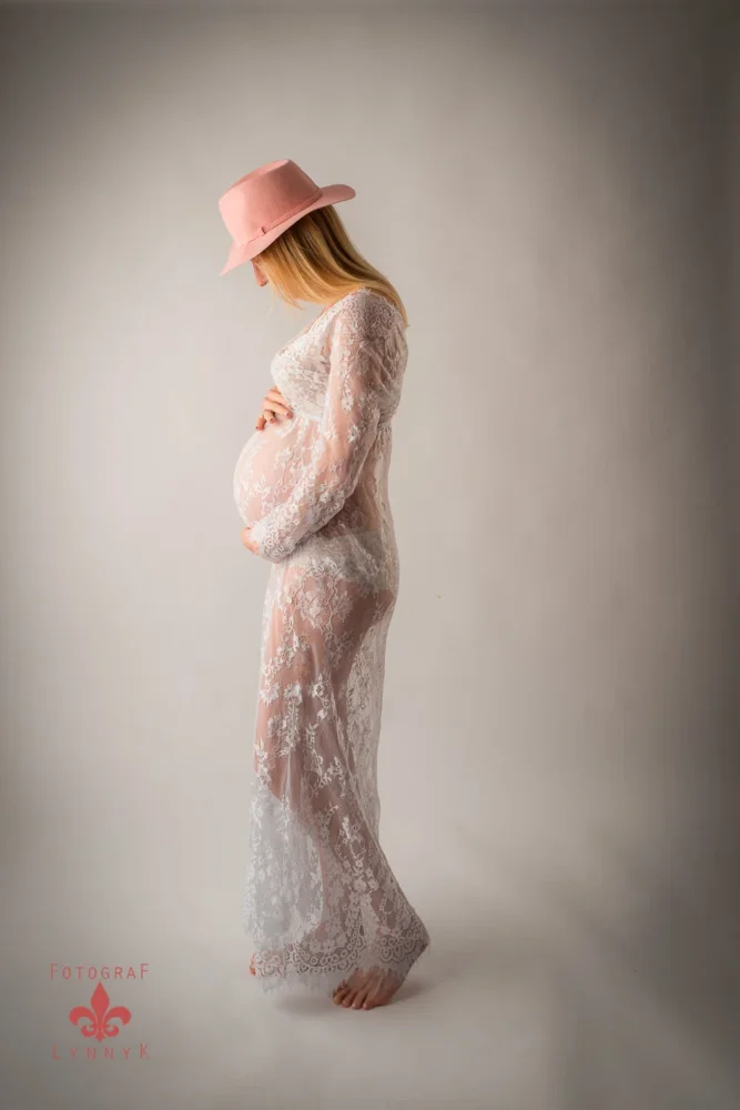 Babybauch Shooting Frankfurt im Studio mit natürlichem Licht
