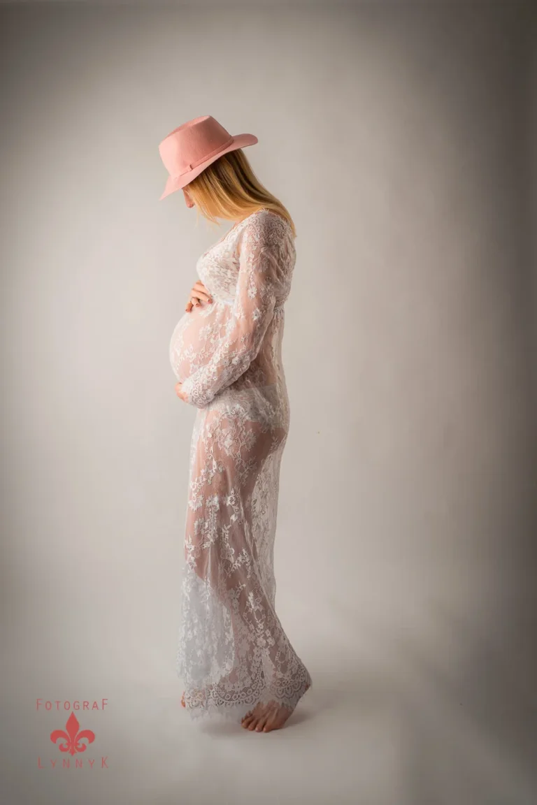 Babybauch Shooting Frankfurt im Studio mit natürlichem Licht
