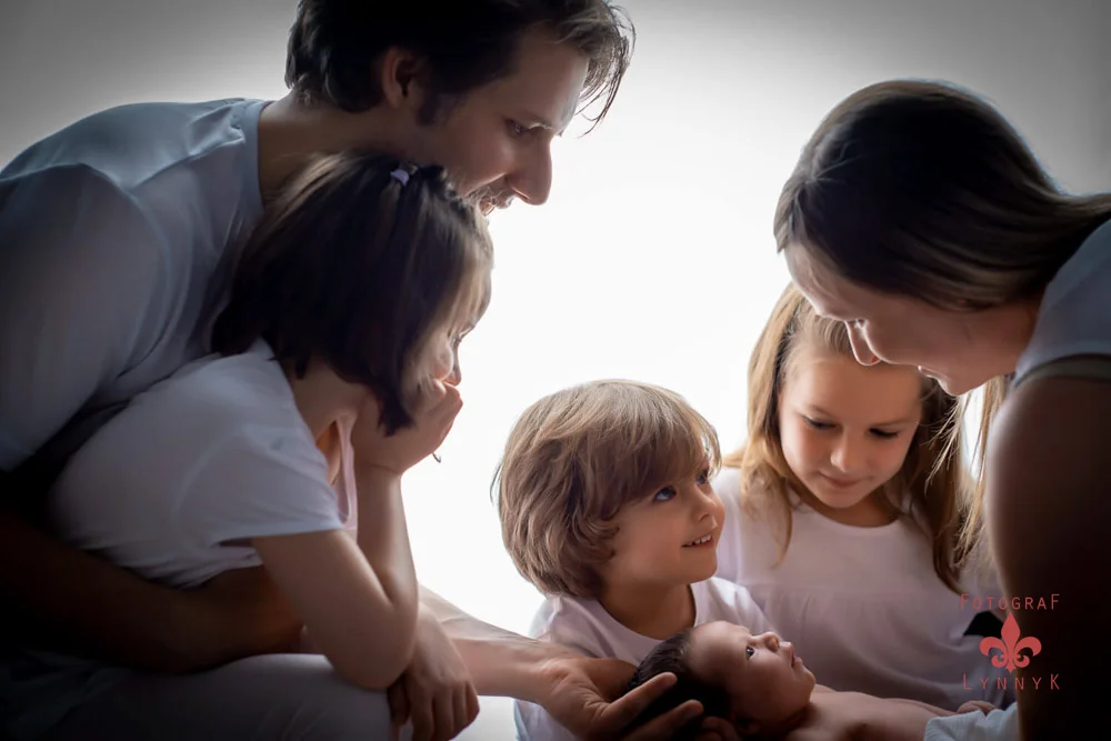 Eltern und zwei Kinder bei einem liebevollen Familienporträt