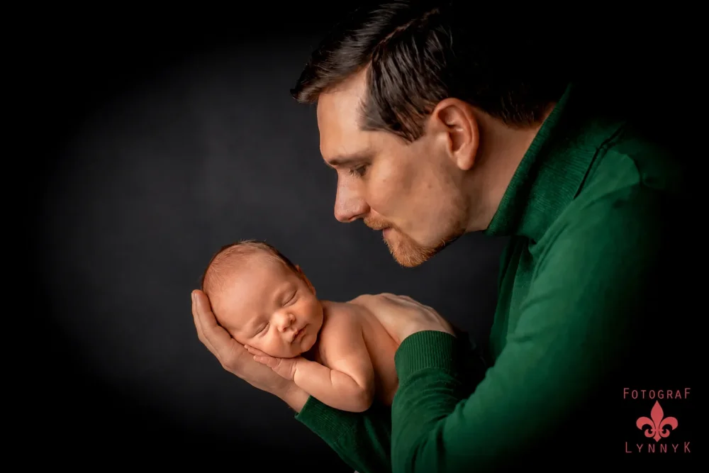 Papa hält baby auf dem arm