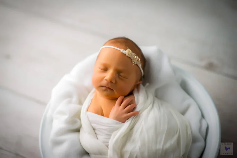 babyfotograf hanau baby schaut in die kamera