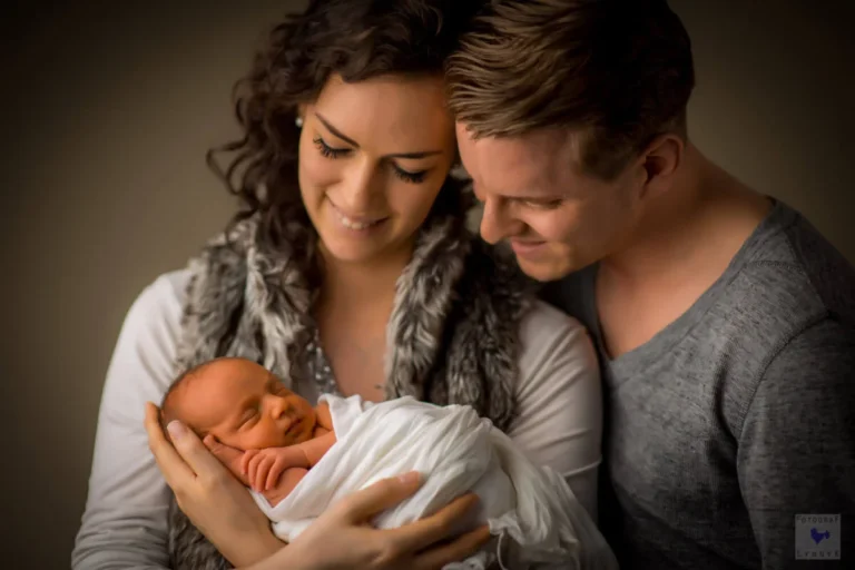 babyfotograf hanau baby auf kissen liegend