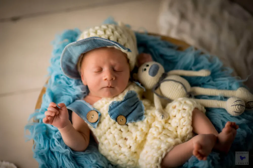 babyfotograf hanau baby eingewickelt in decke