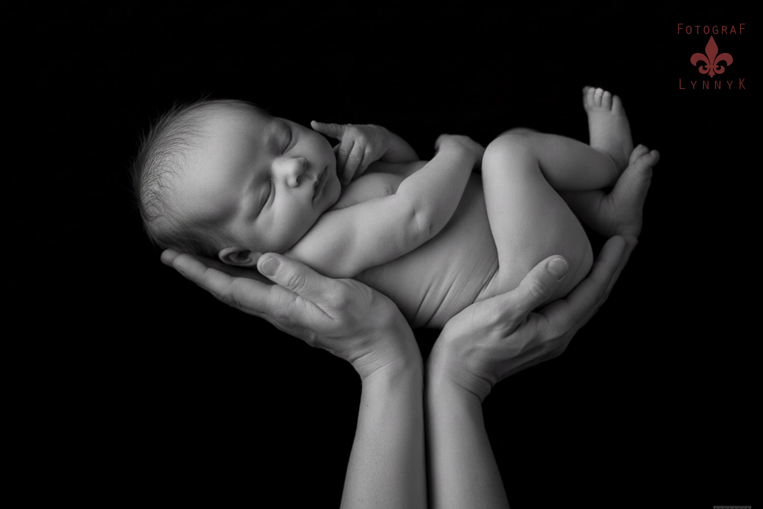 Liebevoller Moment bei einem Babyfotoshooting