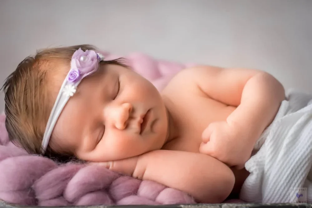 babyfotograf hanau baby entspannt auf kissen