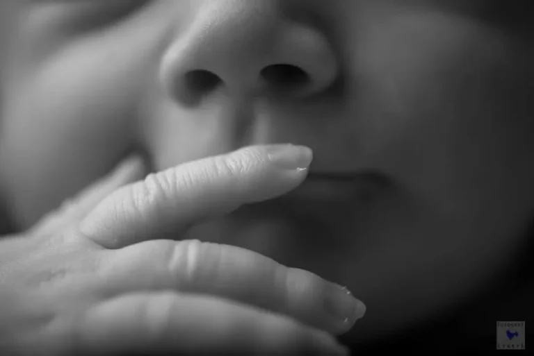 babyfotograf hofheim baby schaut in die kamera