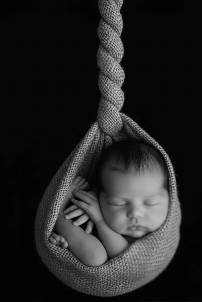 babyfotograf hofheim baby auf kissen liegend