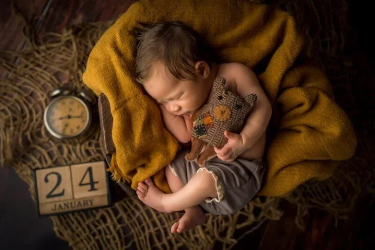 babyfotograf hofheim baby eingewickelt in decke