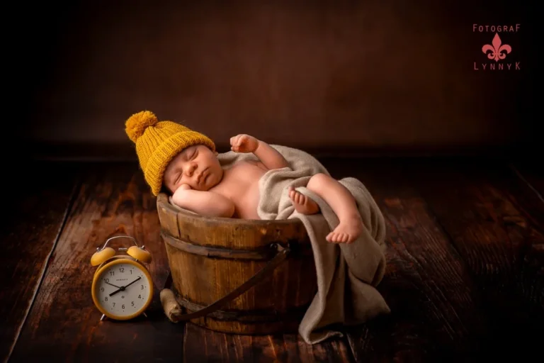 babyfotograf hofheim baby entspannt auf kissen