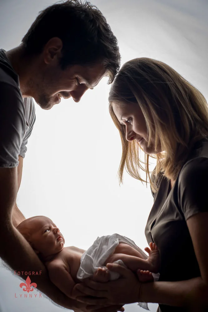 Eltern als Silhouette mit ihrem Säugling – emotionale Familienfotografie in Frankfurt