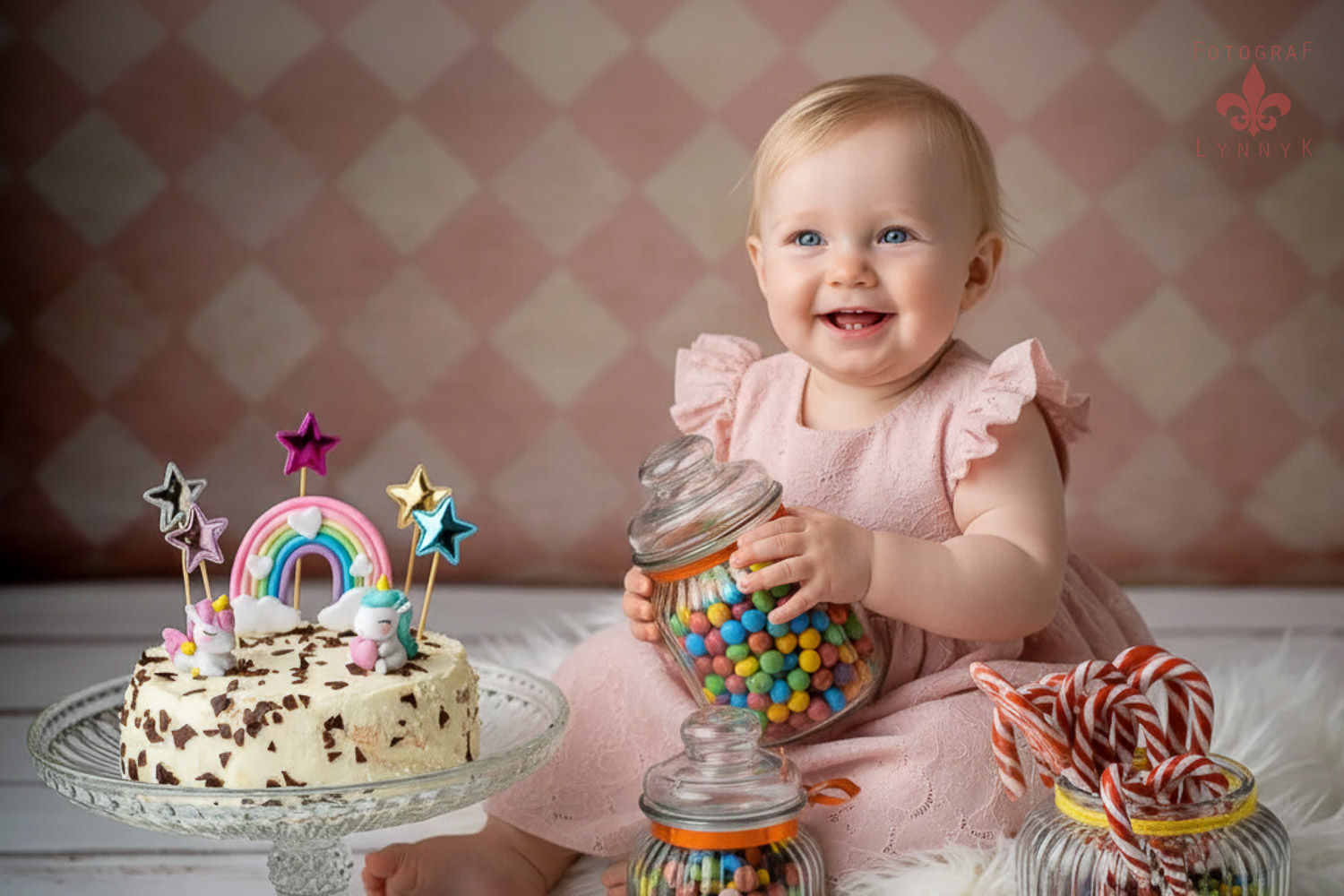 Lachendes Baby sitzt vor einer Geburtstagstorte beim Cake-Smash-Shooting in Frankfurt