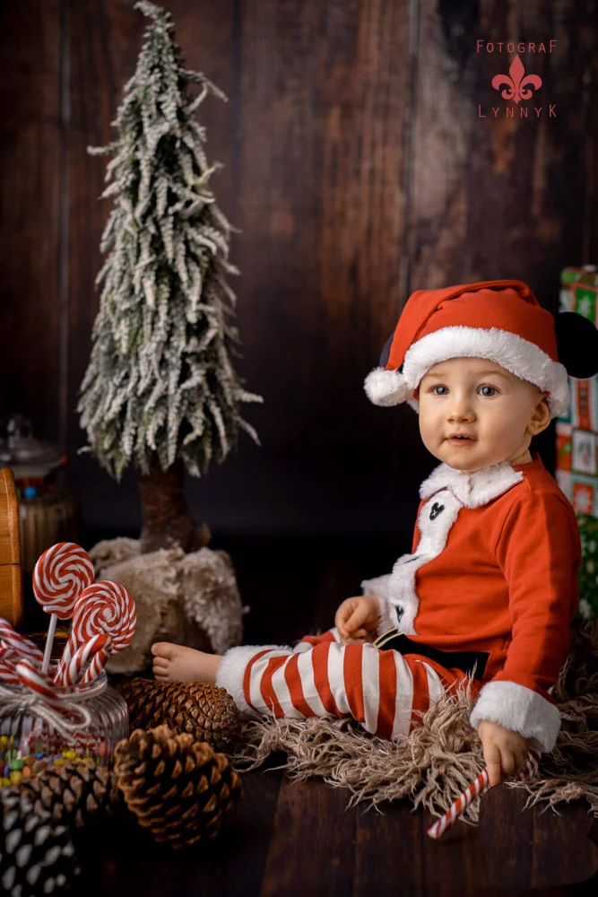 Baby mit Weihnachtsmütze beim Fotoshooting in Frankfurt