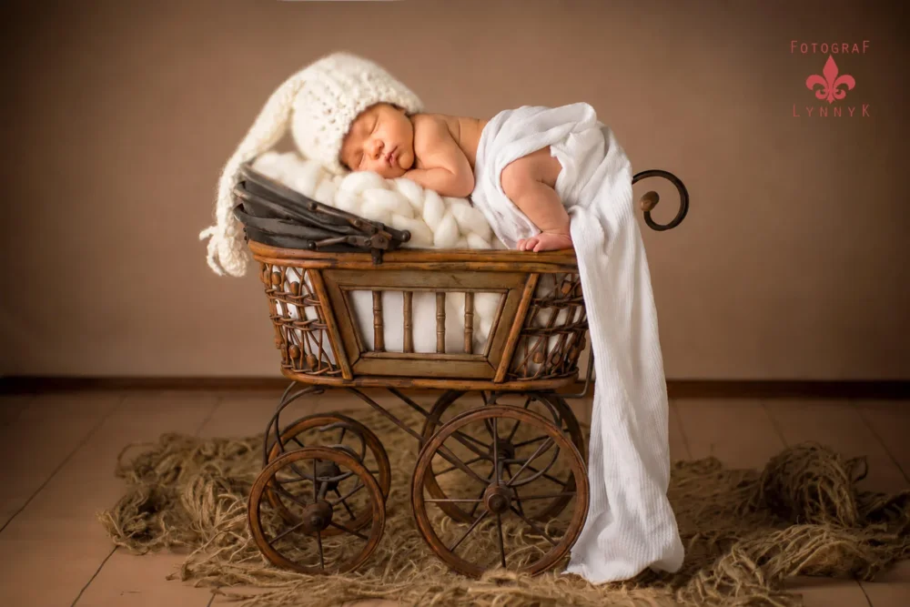 Kleines Baby wird behutsam in den Händen von Mutter und Vater gehalten.