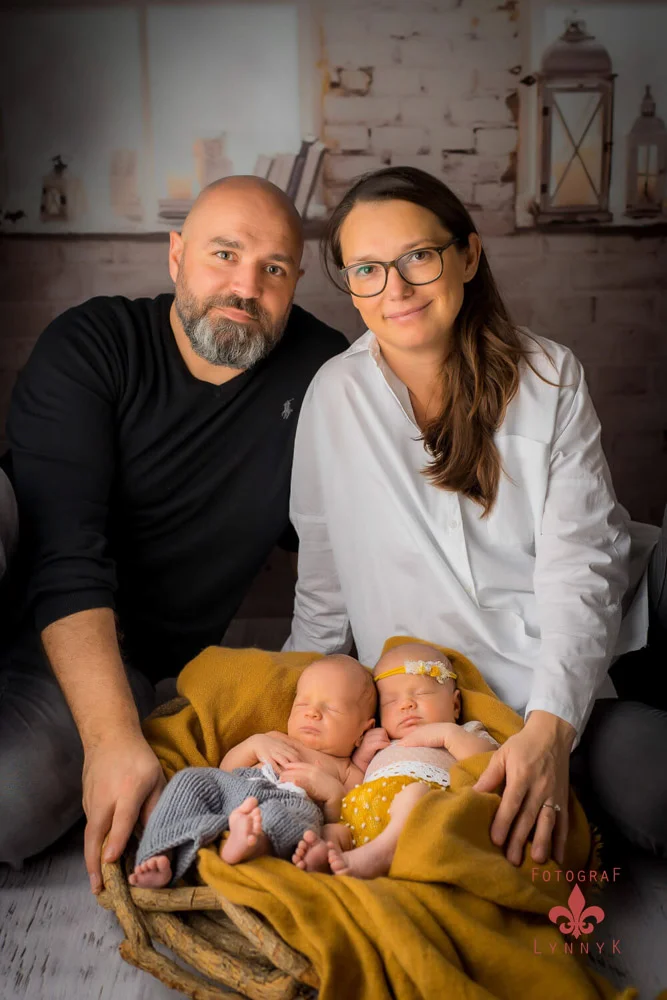 Familie mit zwei Kindern – harmonisches Familienfoto mit Neugeborenem.