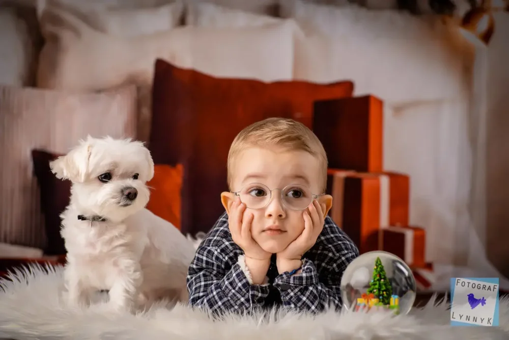 Weihnachtliches Babyshooting mit Dekoration und warmem Licht