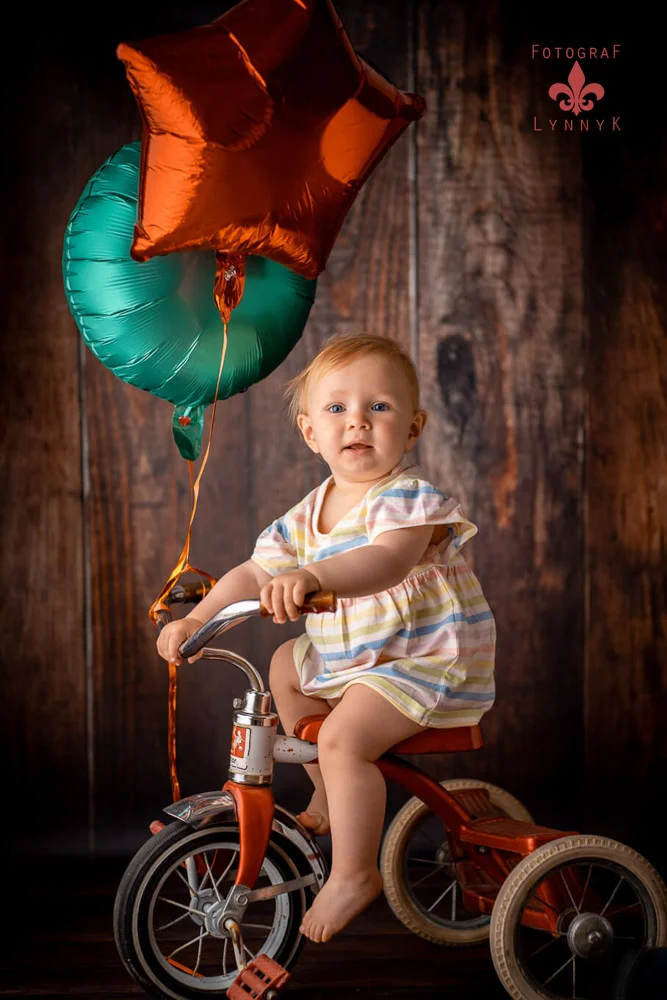 Geburtstagskind auf dem Fahrrad-cake smash fotoshooting.
