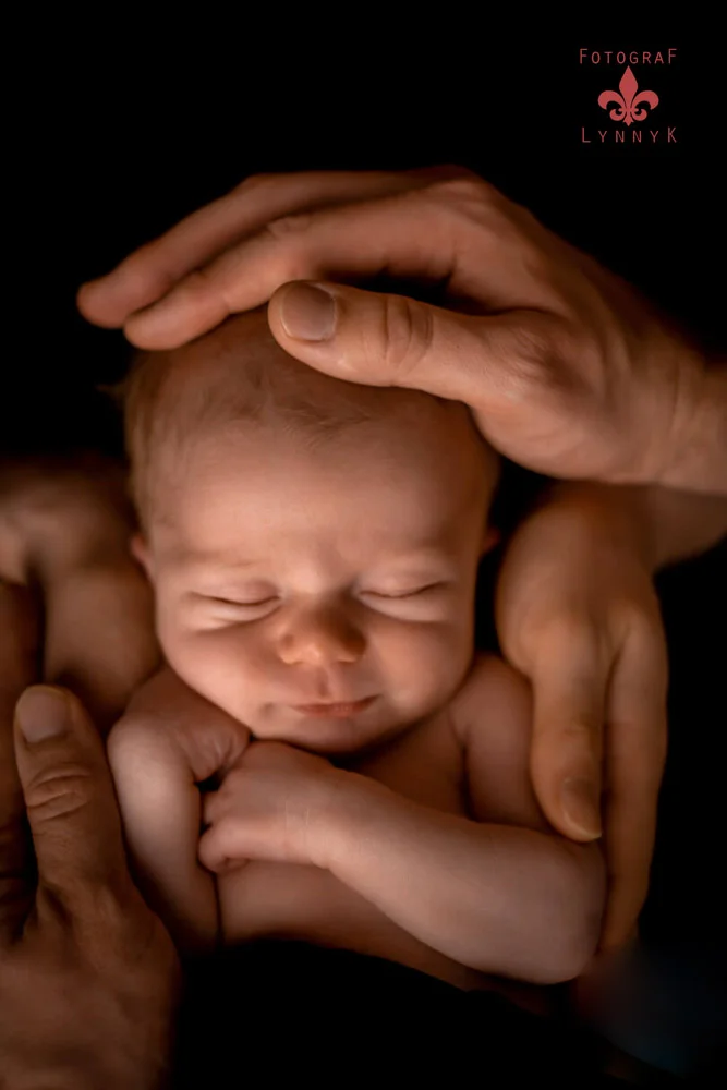 Kleinkind mit Teddybären – süße Kindheitserinnerung im Making.