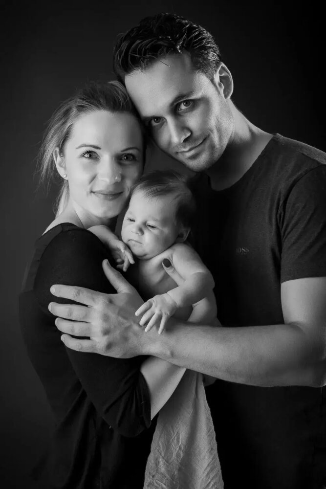 stolze Eltern mit baby im studio