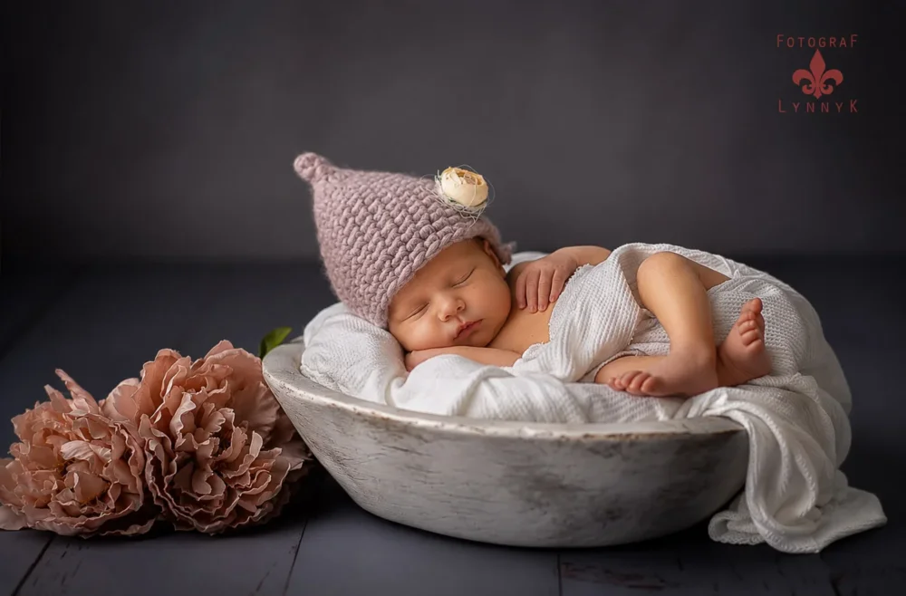 baby liegt in der schale