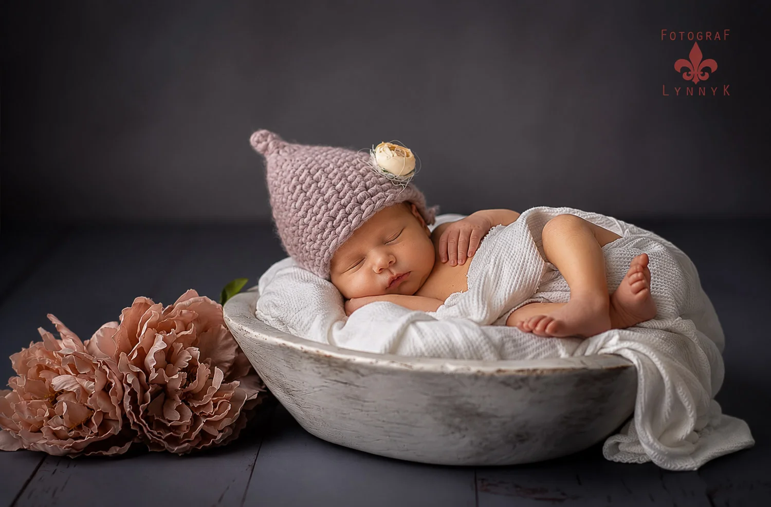 baby liegt in der schale