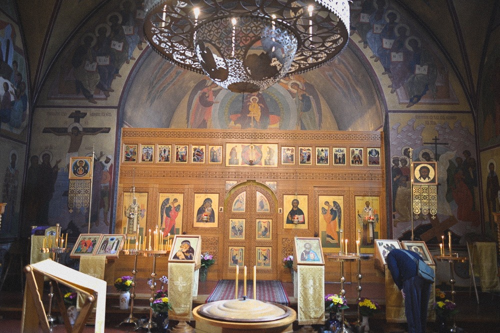 Familie und Gäste nehmen an einer Taufe in einer Kirche in Frankfurt teil